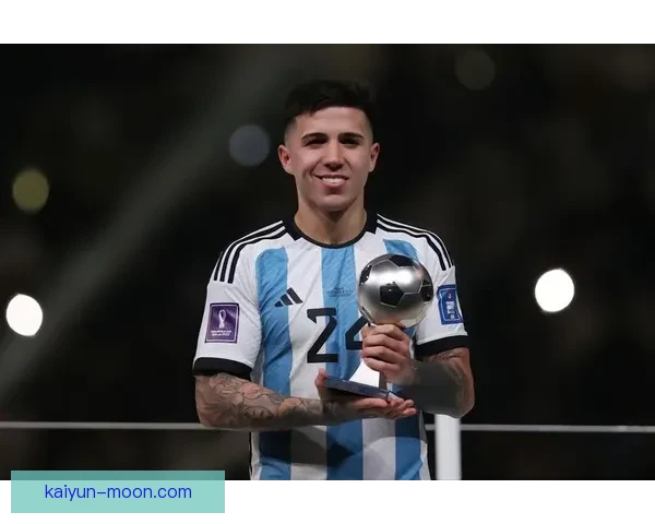 恩佐近期在球队中的表现持续提升，引发外界关注。